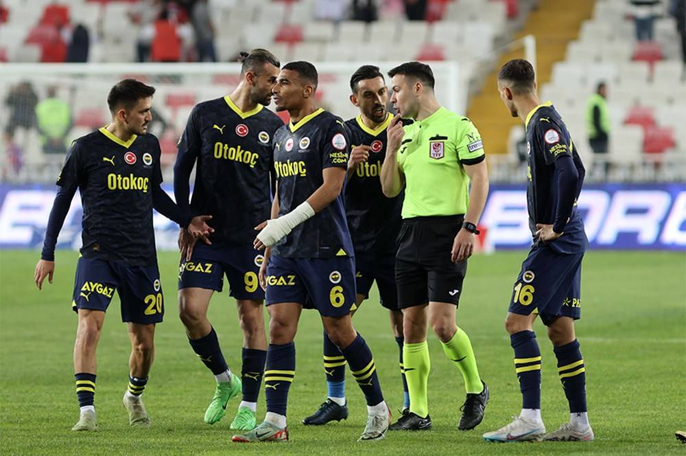 Trio Ekibi Fenerbahçe-Sivasspor Maçındaki Tartışmalı Pozisyonları Yorumladı 3